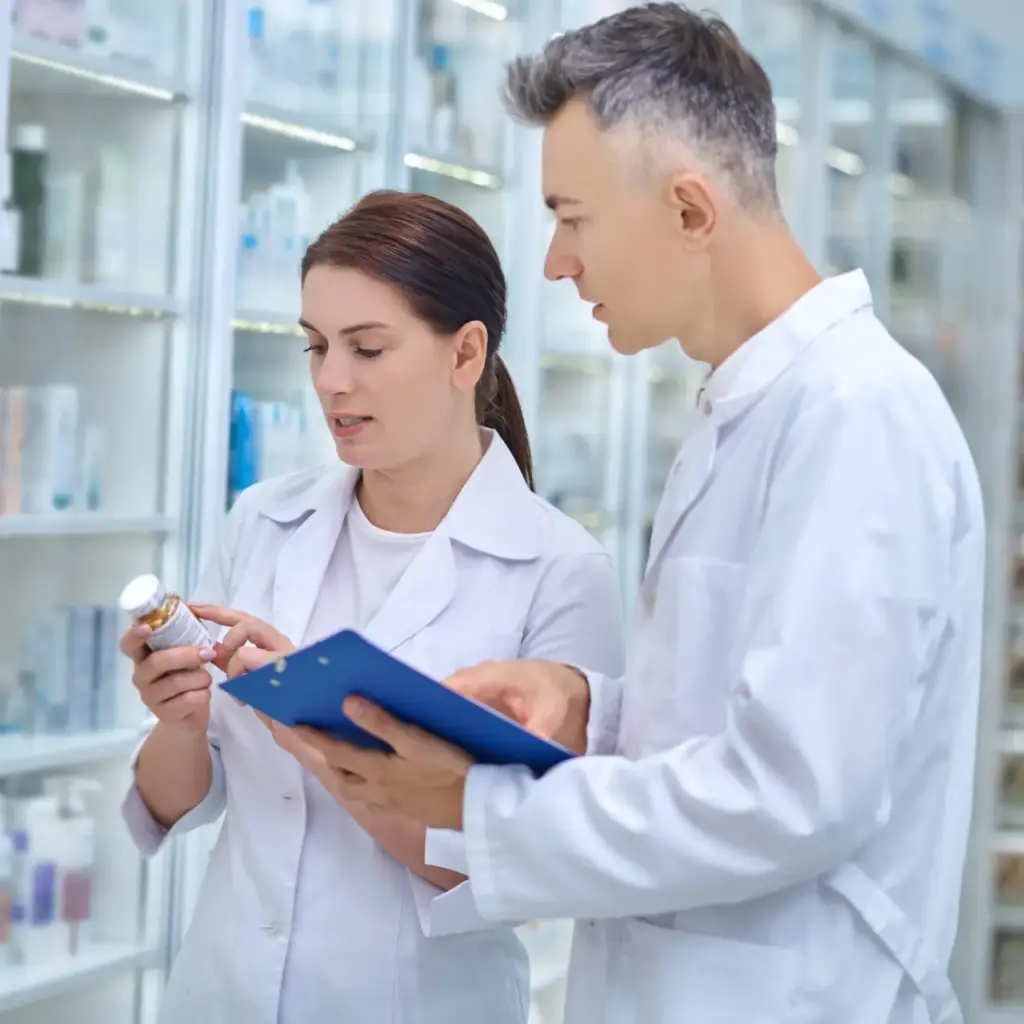 Dos-farmaceuticos-haciendo-una-revision-de-medicamentos