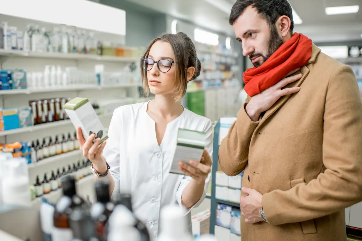 Farmaceutica-con-cliente-en-la-farmacia