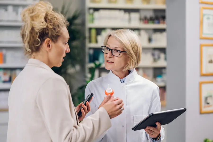 Farmaceutica-que-esta-asesorando-a-una-mujer