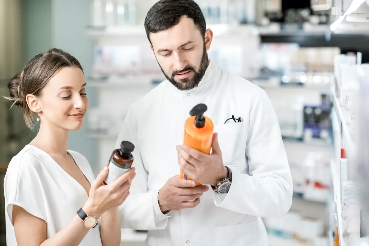 Farmaceutico-con-cliente-en-la-farmacia