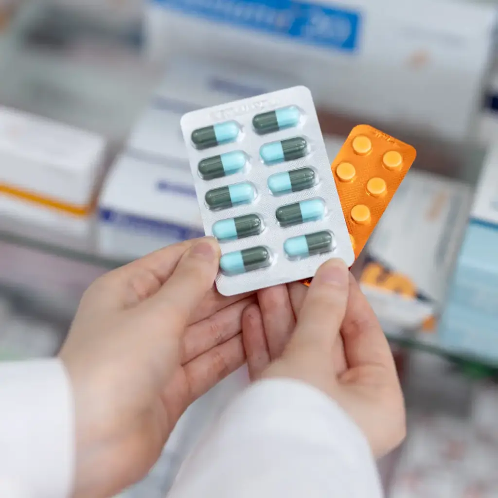 Farmaceutico-que-sostiene-medicamento
