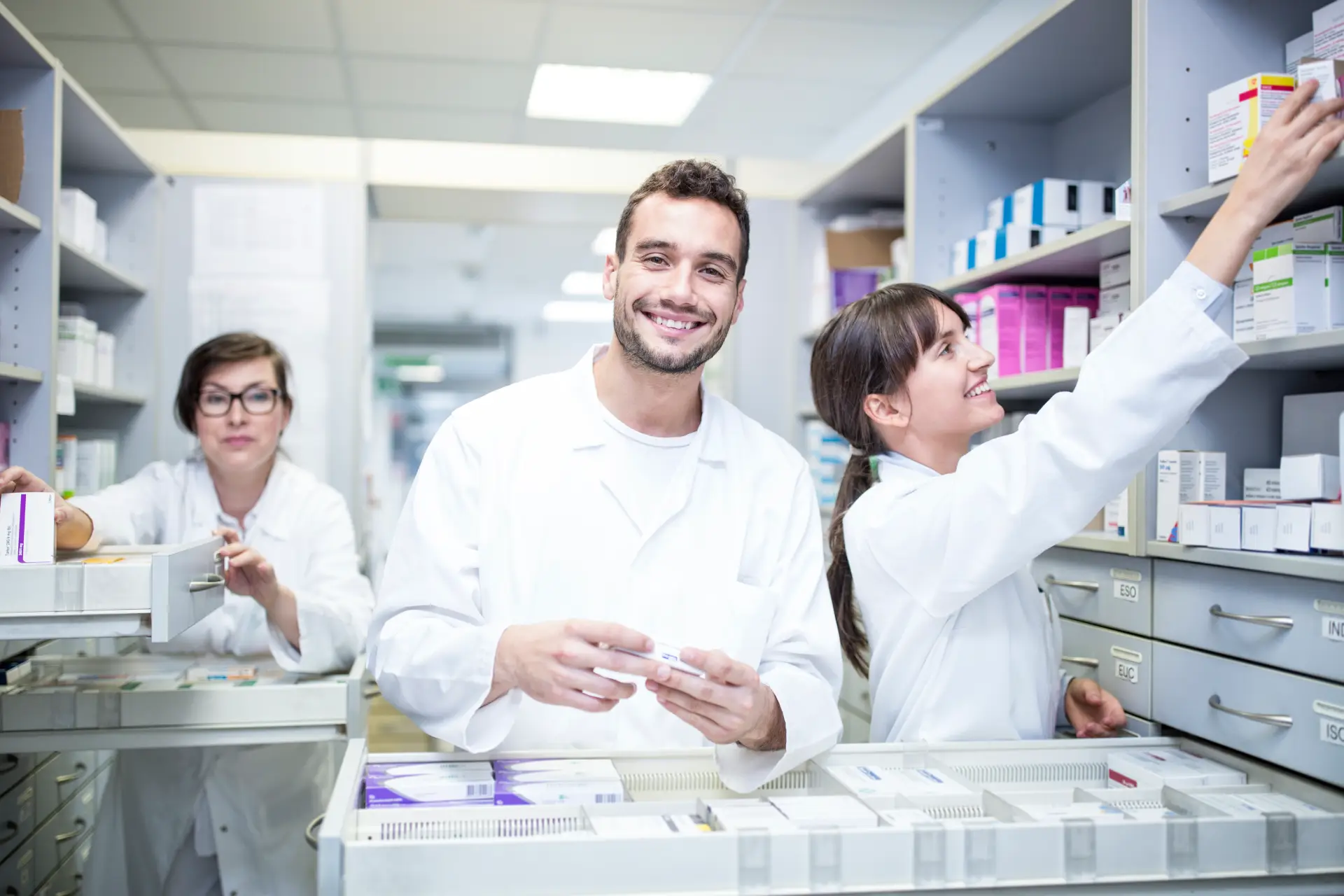 Farmacéuticos-que-trabajan-en-la-farmacia