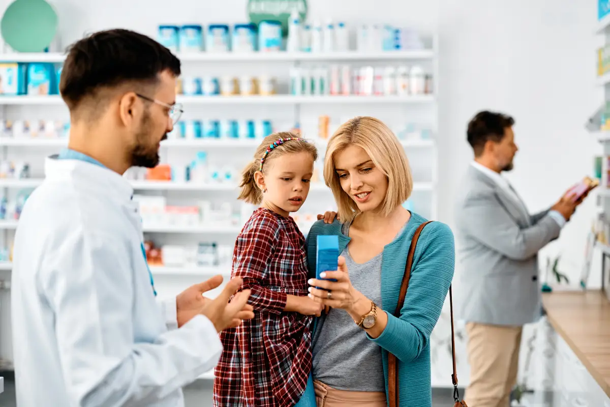 Madre-con-hija-comprando-en-una-farmacia