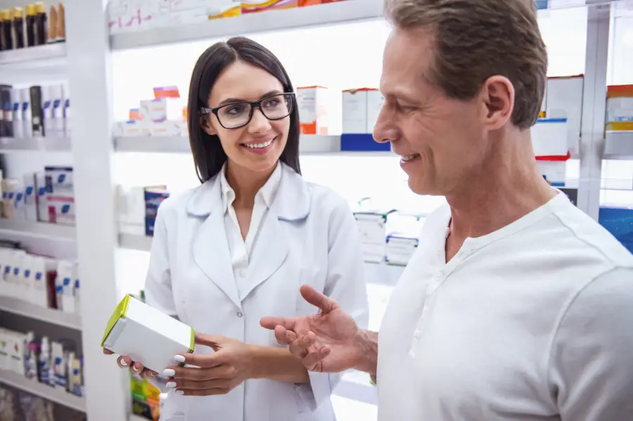 mujer-farmaceutica-trabajando-en-una-farmacia